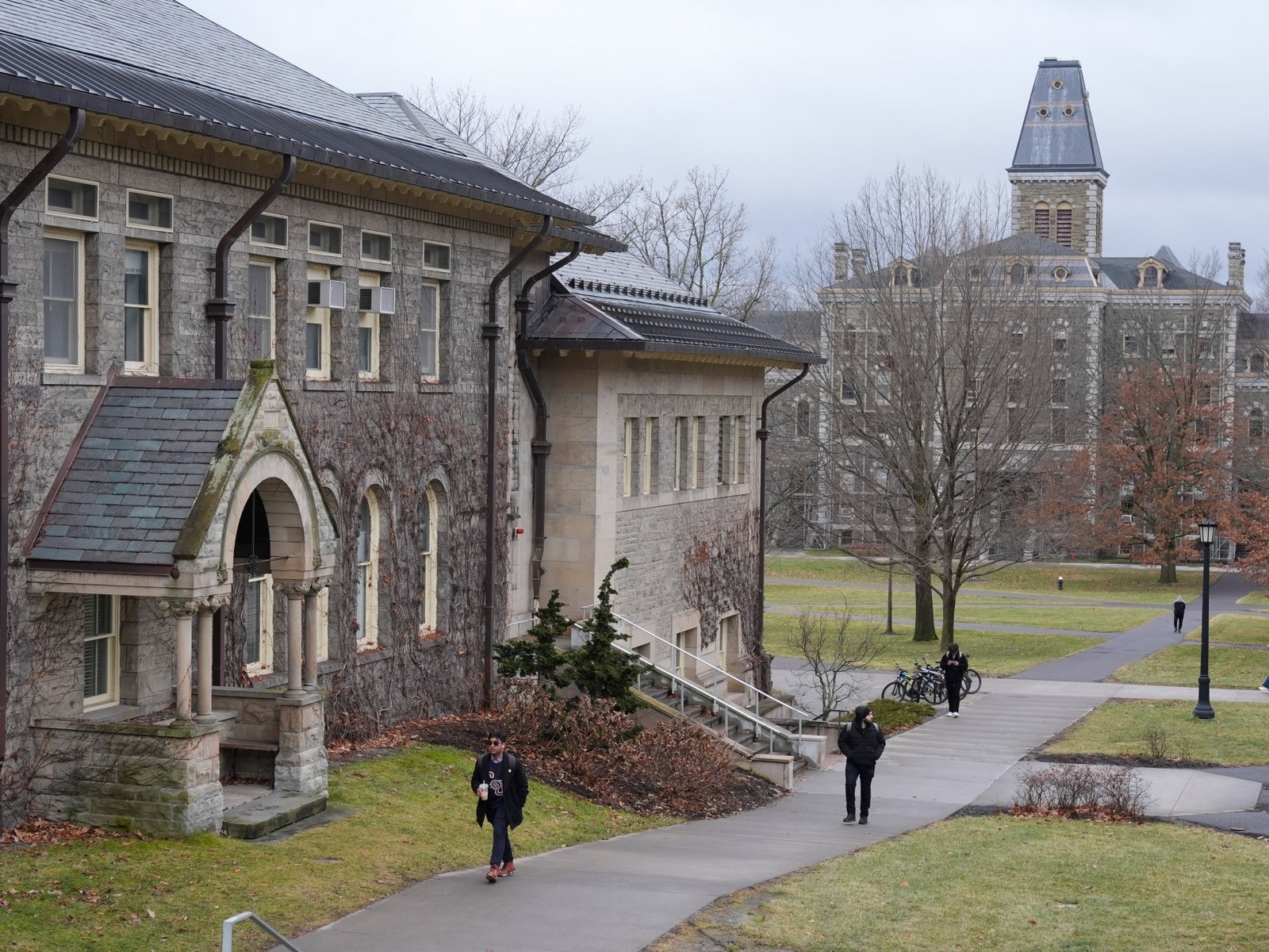 Trump wil buitenlandse studenten zoals ik deporteren. Universiteiten moeten hem tegenwerken