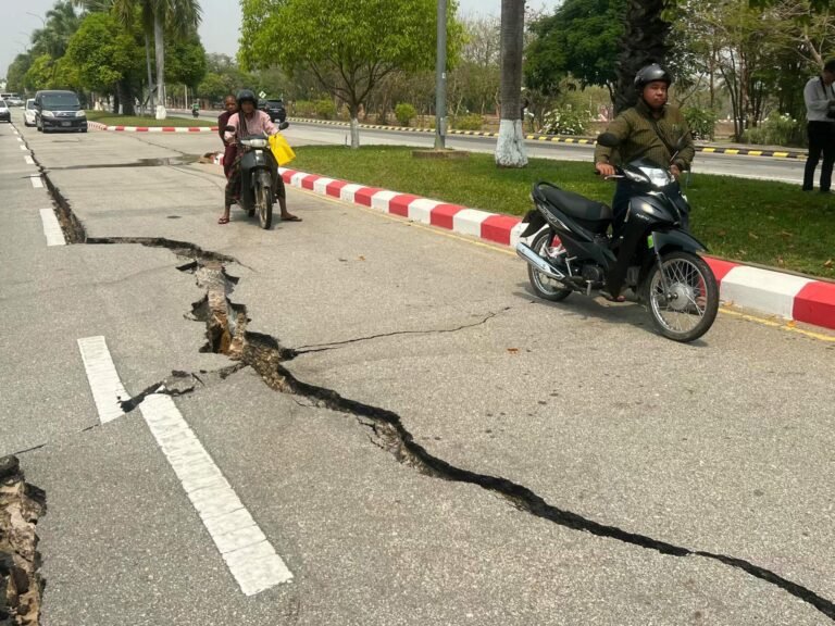Twee krachtige aardbevingen treffen Myanmar, tientallen onder puin in Thailand vast