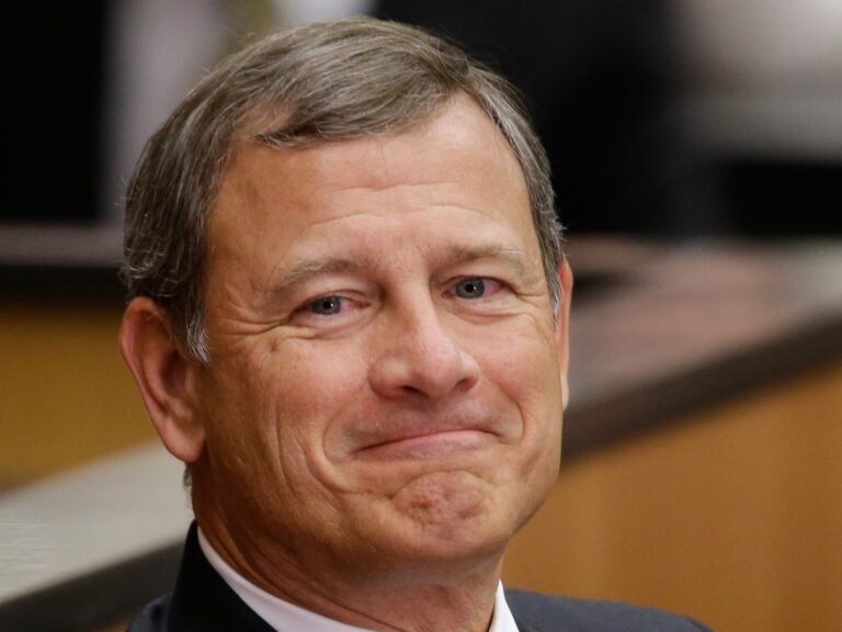 Voorzitter van het Hooggerechtshof John Roberts veroordeelt Trump’s oproep tot afzetting van een federale rechter