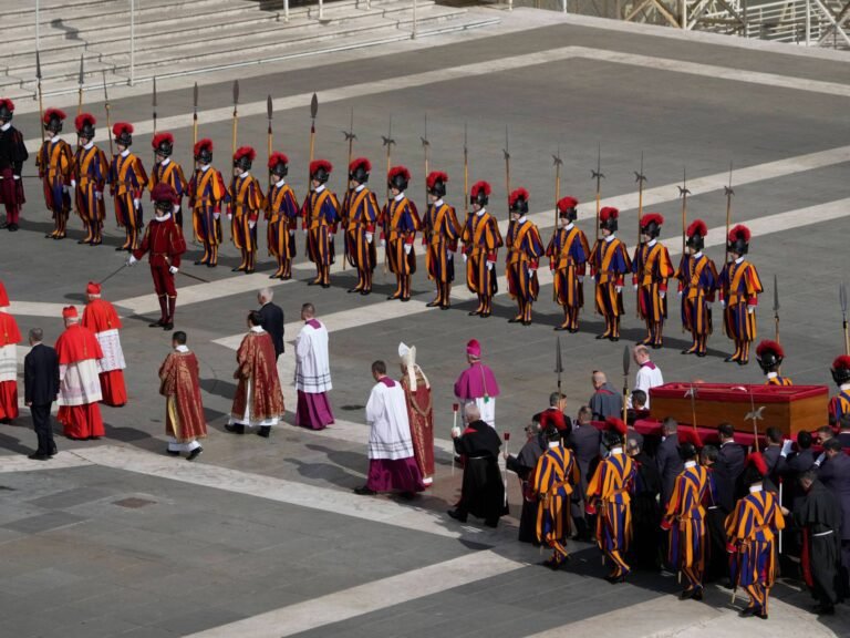Afbeeldingen: De kist van Paus Franciscus naar de Sint-Pietersbasiliek gedragen