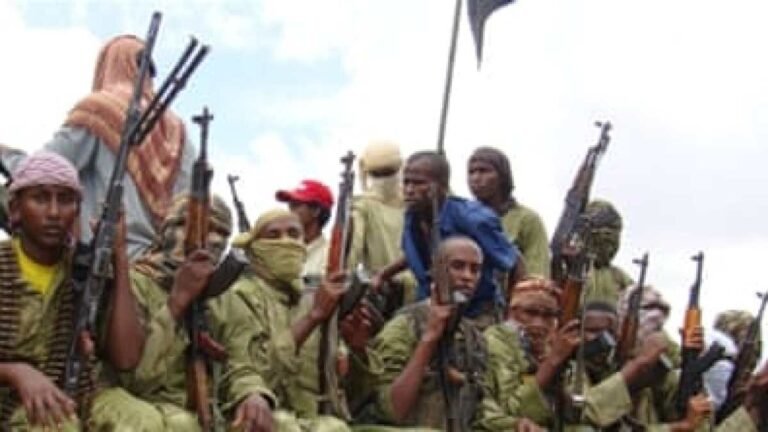 Al-Shabab Strijdt Tegen het Somalische Leger om Strategische Militaire Basis