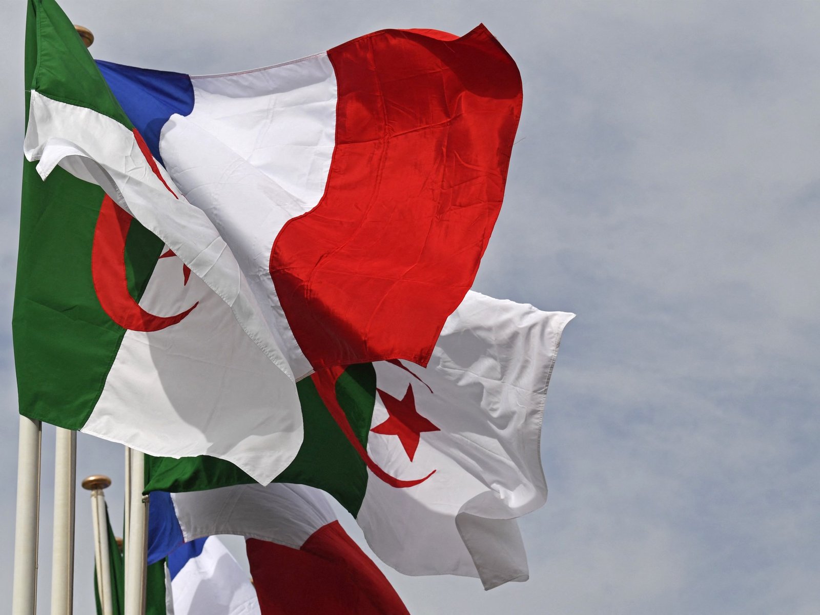 Algerije beveelt vertrek van Franse functionarissen te midden van gespannen relaties