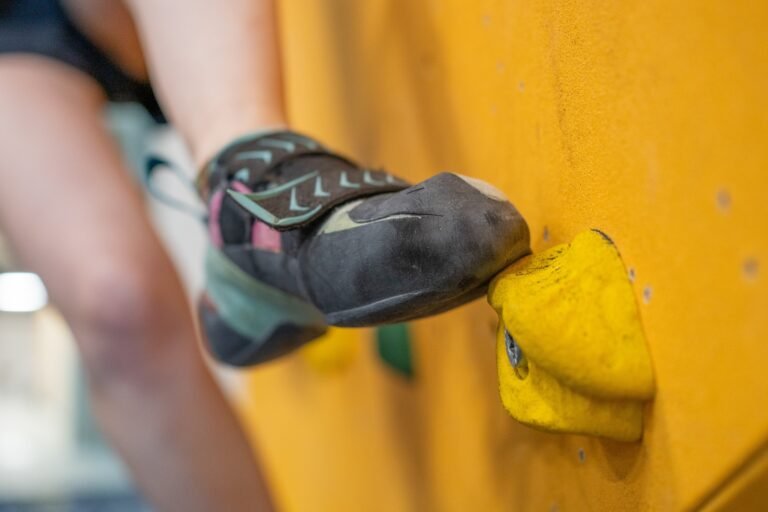 Chemische stoffen van slijtage van klimschoenen kunnen longproblemen veroorzaken bij klimmers in binnenomgevingen