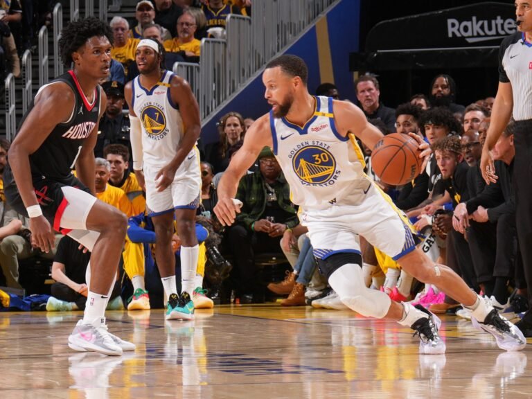 Curry's 36 Punten Stuwen Warriors Voorbij Rockets in Game 3 van de NBA Playoffs