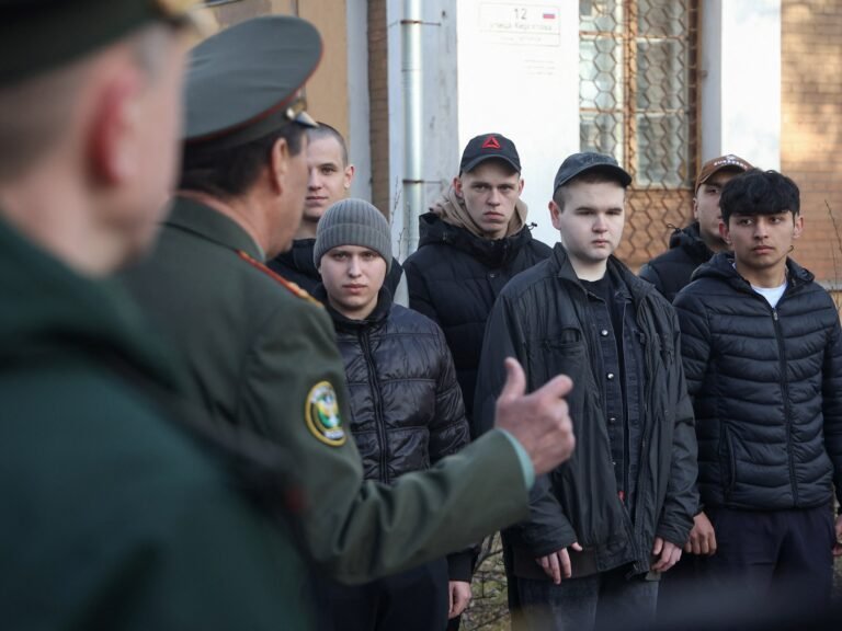 De grootste militaire oproep in Rusland wekt angst onder jonge mannen