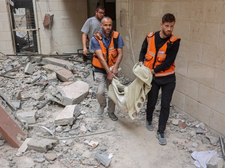 Derden gedood, tientallen onder puin door Israëlische bombardementen in Gaza te midden van voedselcrisis