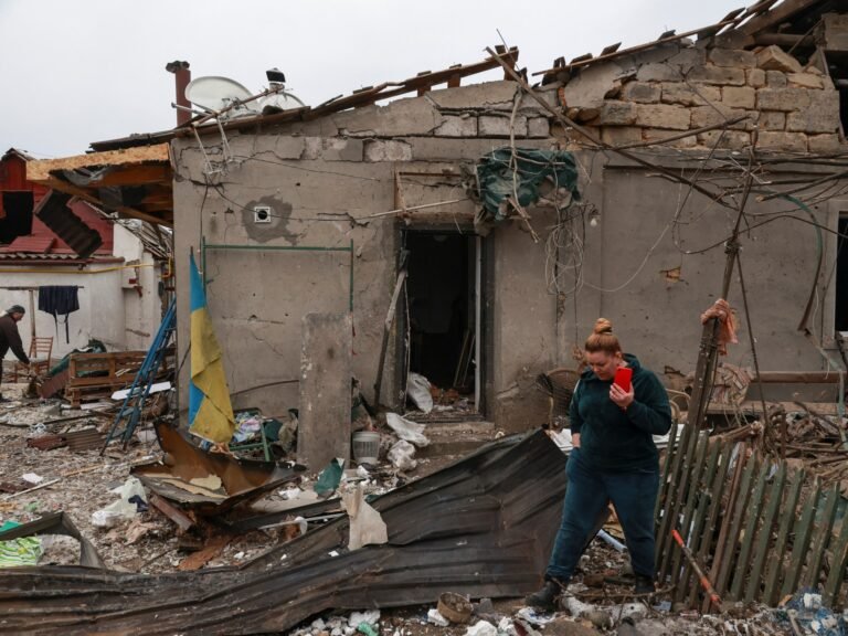 Dodelijke Russische aanvallen teisteren Oekraïne voor belangrijke gesprekken in Parijs