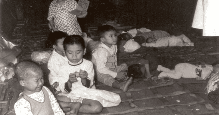 Duizenden Baby's Gedurfd Gevlogen uit de Vietnamoorlog in 1975