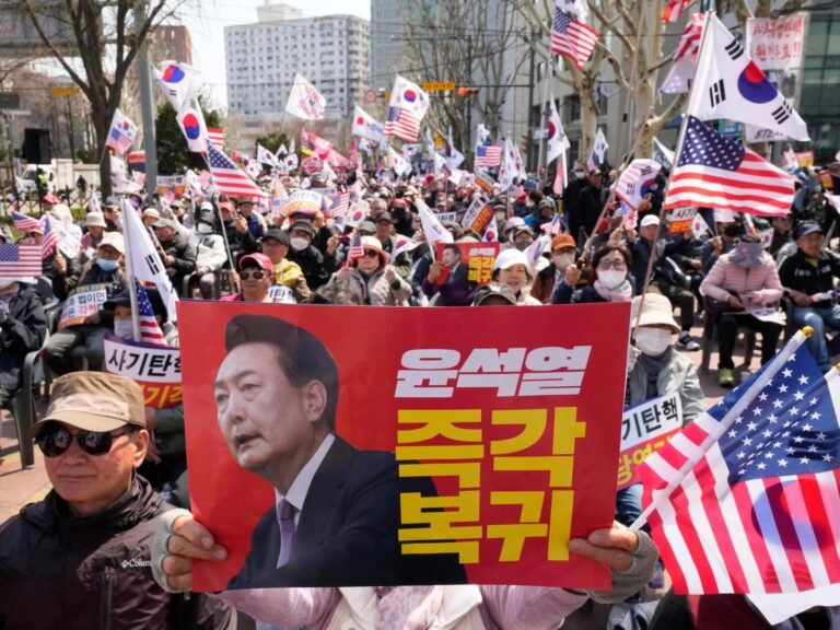 Duizenden demonstreren voor de afgezet voormalig president van Zuid-Korea, Yoon