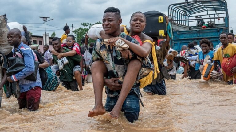 Ernstige overstromingen in Kinshasa, DR Congo, eisen tientallen levens en vernielen woningen