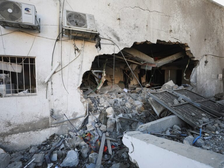 Foto's: Al-Ahli Ziekenhuis in Gaza getroffen door Israëlische raketten