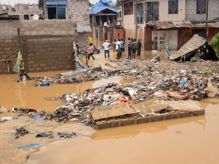 Foto's: Bewoners van Kinshasa roepen op tot actie nu het aantal dodelijke slachtoffers door overstromingen stijgt
