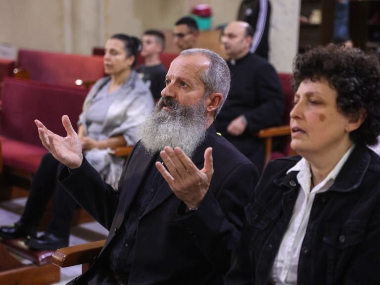 Foto’s: Christenen in Gaza rouwen om de dood van Paus Franciscus