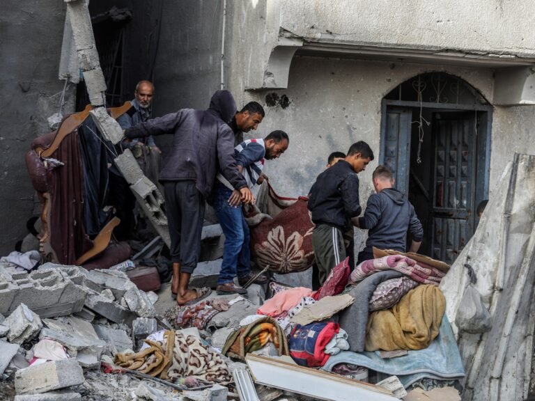 Foto's: Doden en verwoesting door Israëlische aanvallen op woningen in Khan Younis, Gaza