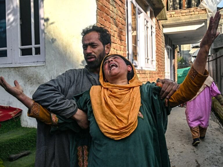 Foto's: Huizen van verdachten van de Kashmir-aanval opgeblazen