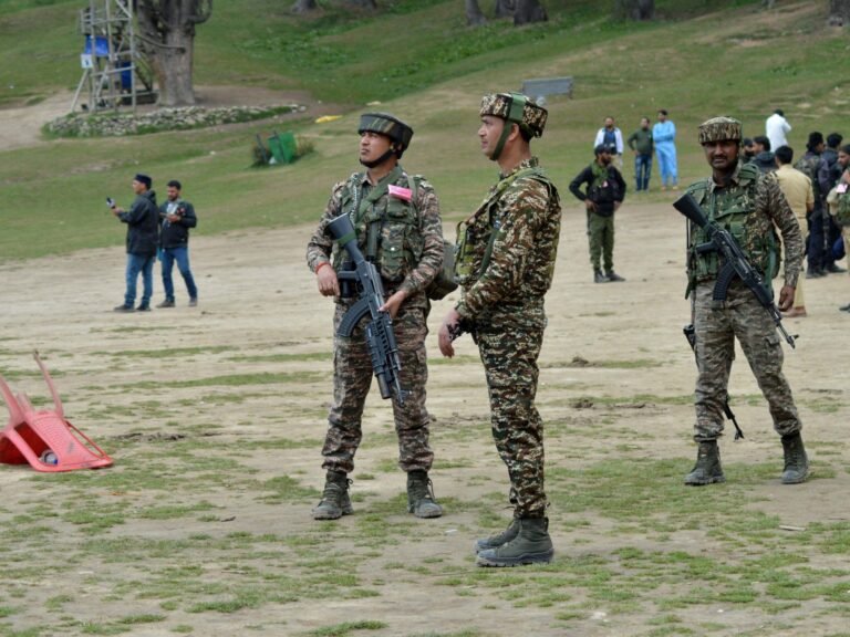 Foto's: Opsporing in uitvoering in Kashmir na dodelijke aanval op toeristen