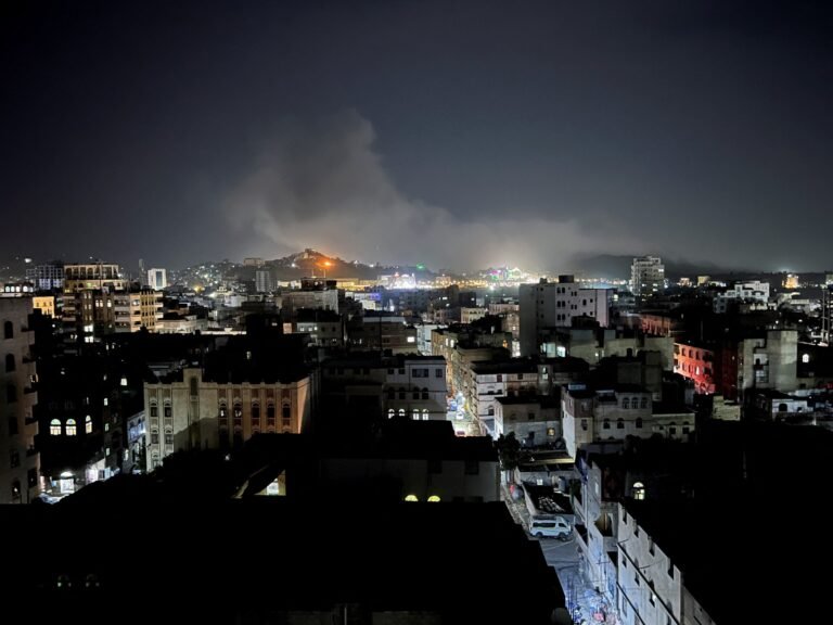Houthi's melden dat de VS opnieuw Yemen bombarderen, met als doel de hoofdstad Sanaa