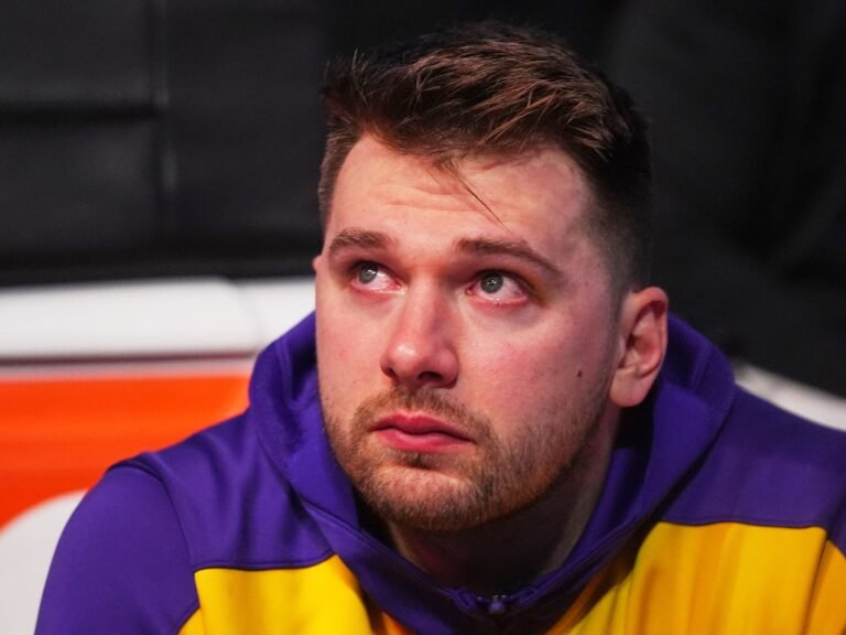 LA Lakers Behalen Zege en Bevestigen Playoffplaats Terwijl Luka Doncic 45 Punten Scoort bij Terugkeer naar Dallas