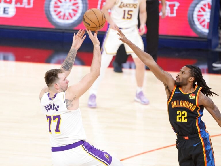 Luka en Lakers verrassen met dominante overwinning op Thunder, 126-99