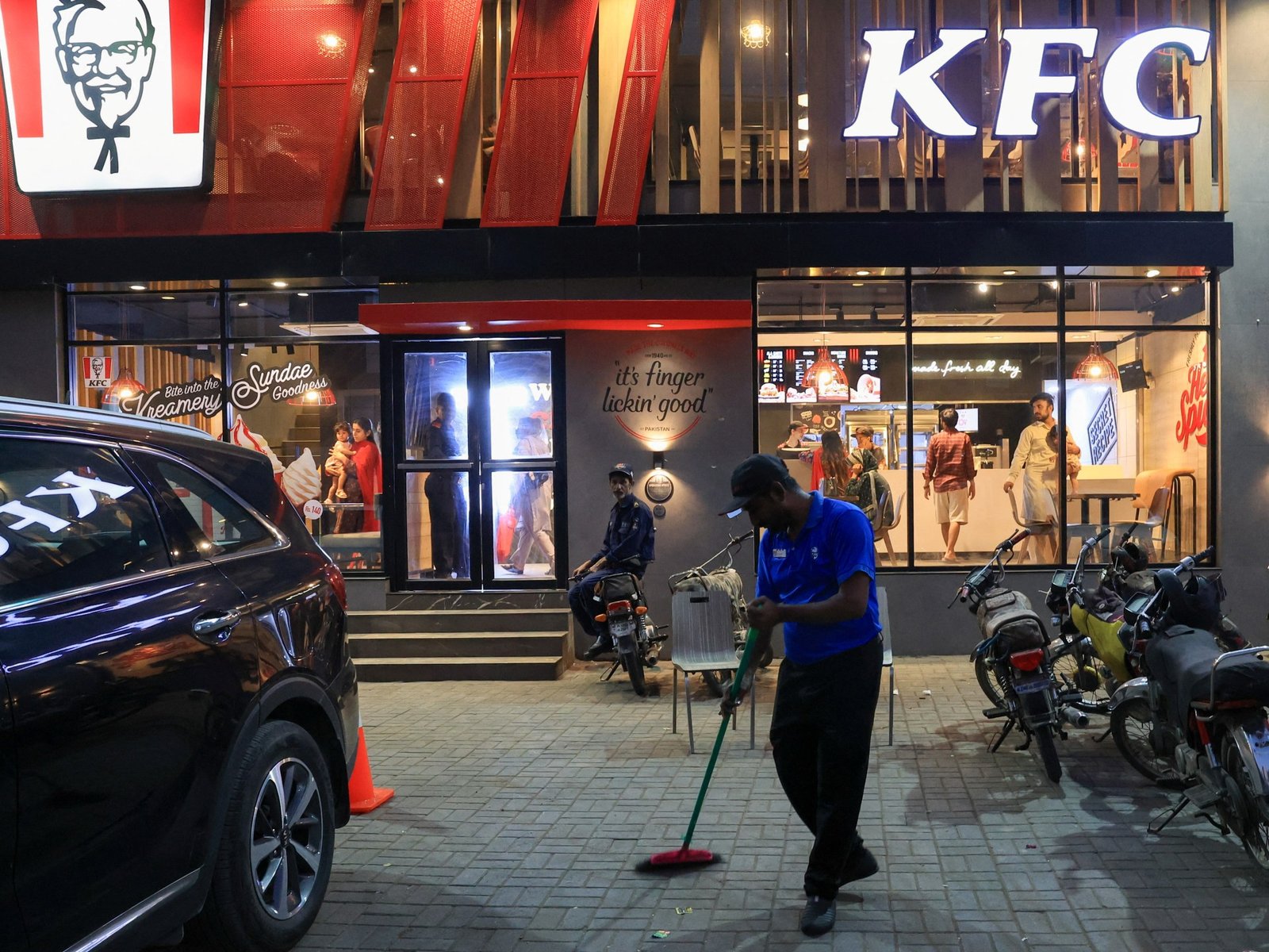 Meer dan 170 arrestaties na aanvallen op KFC-vestigingen in Pakistan tijdens protesten tegen de oorlog in Gaza