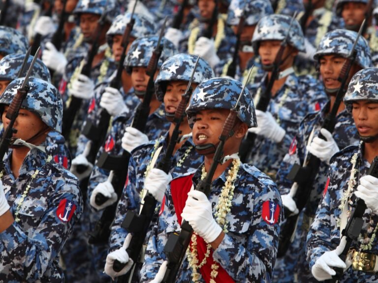 Militairen in Myanmar Ronselen Duizenden Tijdens Eerste Jaar van Dienstplicht