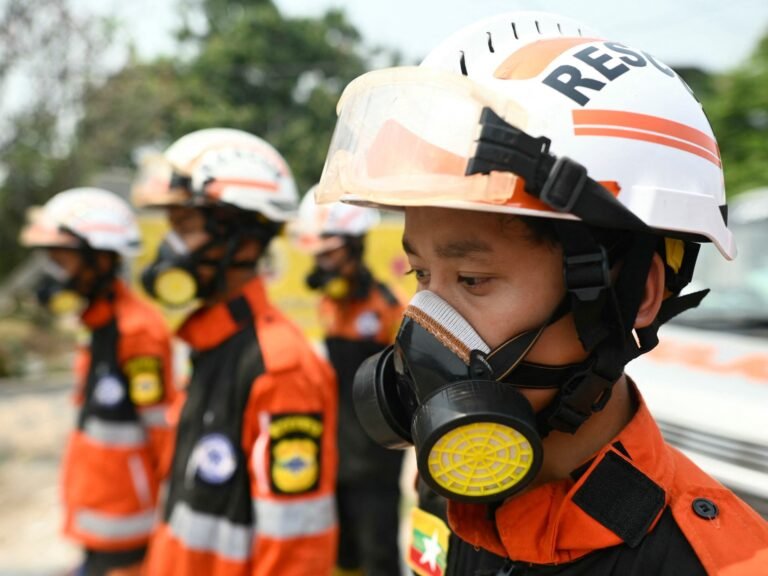 Myanmar houdt minuut stilte terwijl dodental door aardbeving boven de 2.700 stijgt
