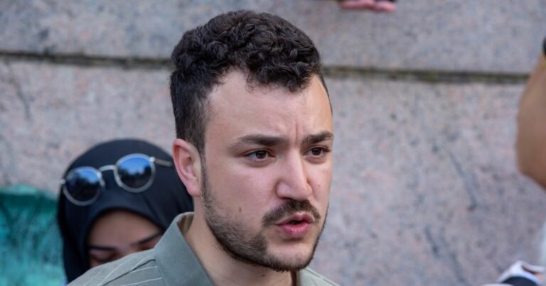 Palestijnse activist Khalil ontzegd vrijlating voor de geboorte van zijn zoon, zegt vrouw
