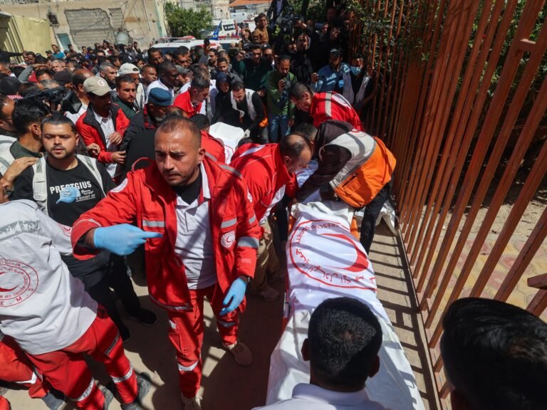 Palestijnse hulpverleners vermoedelijk 'uitvoeringsstijl' neergeschoten, zegt forensisch expert