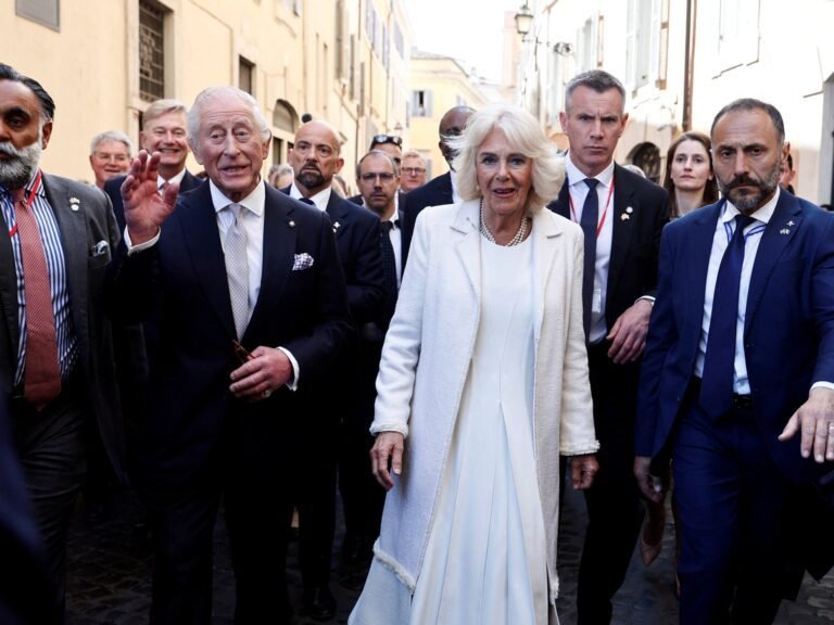 Paus Franciscus ontmoet Koning Charles en Koningin Camilla tijdens herstel in het Vaticaan
