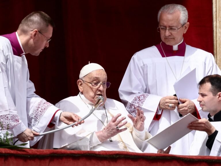 Paus Franciscus roept op tot wapenstilstand in Gaza tijdens korte paasboodschap