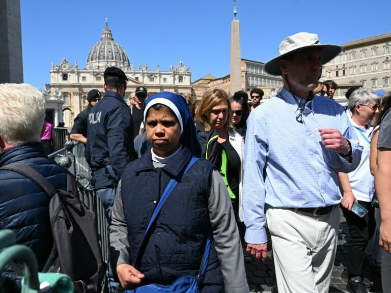 Rouwenden en nieuwsgierigen verzamelen zich in Vaticaanstad na het overlijden van Paus Franciscus