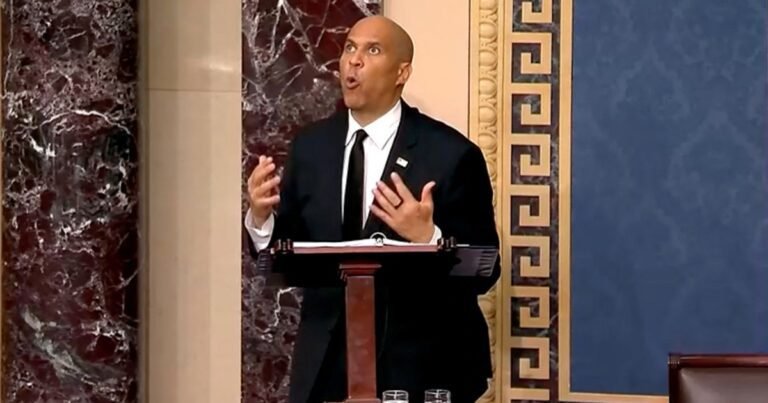 Senator Cory Booker maakt geschiedenis met recordtoespraak gericht op Trump