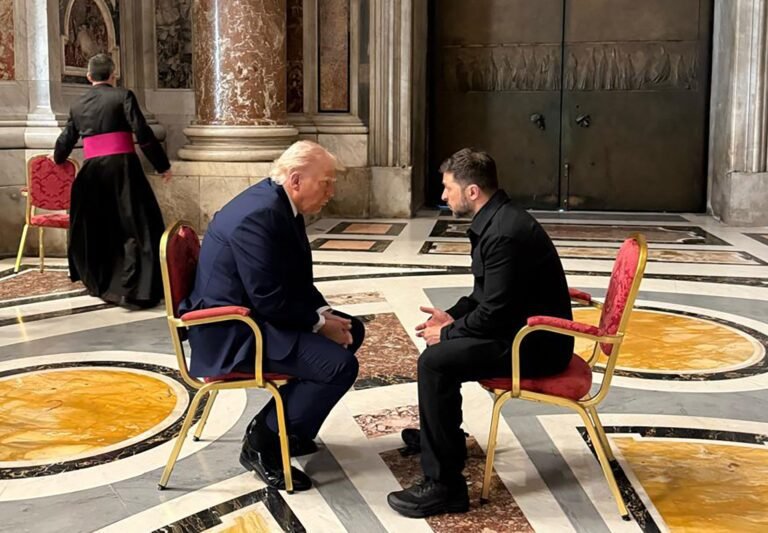 Trump en Zelenskyy ontmoeten elkaar in Rome – eerste ontmoeting sinds conflict in het Oval Office