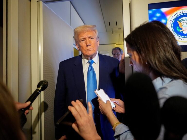 Trump houdt vast aan tarieven terwijl wereldwijde aandelenmarkten in vrije val gaan