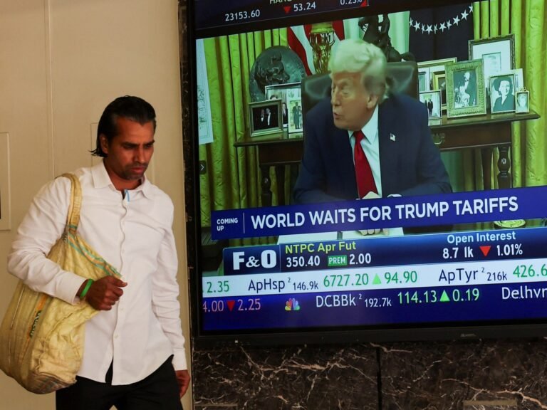 Trump's 10 procent invoertarief van kracht, angsten voor wereldwijde handelsoorlog stijgen
