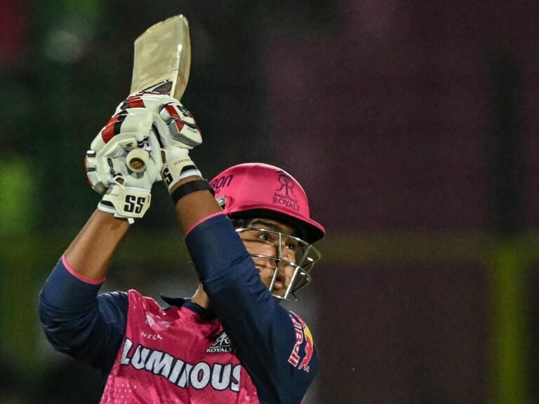 Veertienjarige breekt record voor jongste IPL-debuut en slaat zes met eerste bal