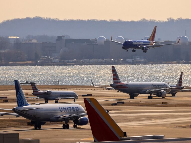 Vliegtuigen van American Airlines botsen met vleugels op luchthaven in Washington