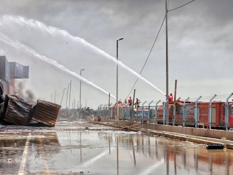 Vuuruitbraken houden aan in belangrijke haven van Iran terwijl dodental door explosie stijgt naar 46