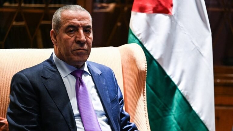Wie is Hussein al-Sheikh, de nieuw aangestelde plaatsvervanger van Abbas bij de PLO?