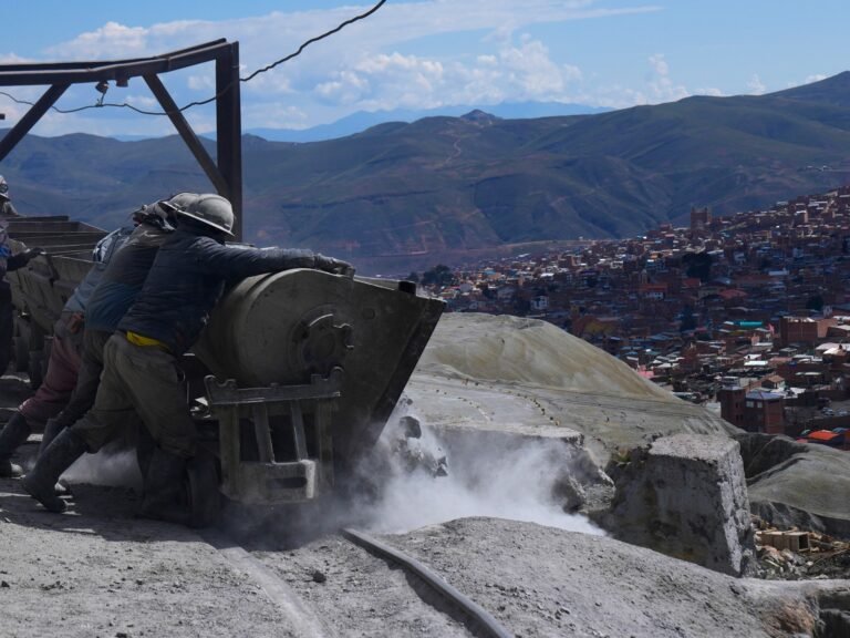Zes doden na vermeende dynamietaanval tijdens goudmijnconflict in Bolivia