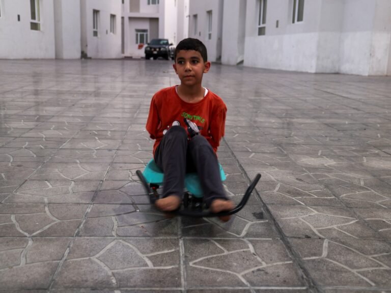 ‘Hoe moet ik zo leven?’ vraagt de Gazaanse jongen die zijn armen verloor bij Israëlische aanval