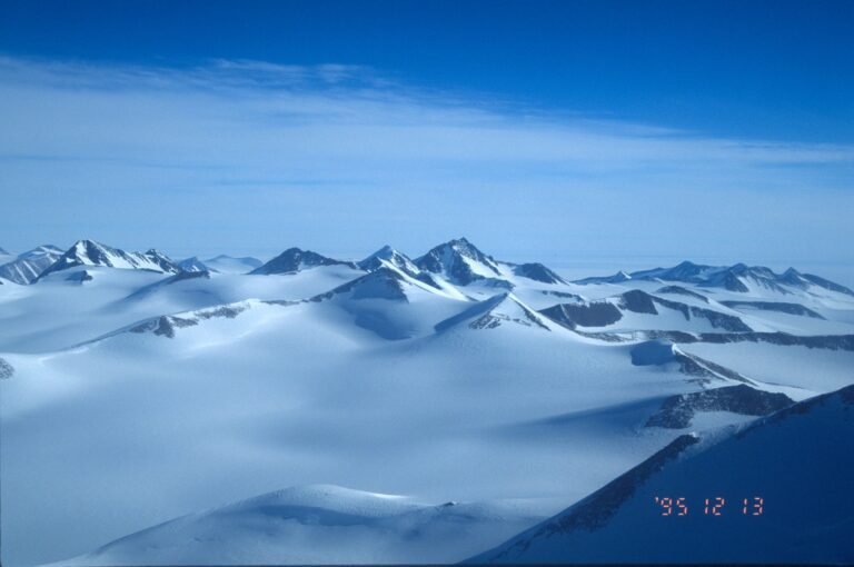 Bedrock-analyse onthult bewijs voor verloren bergen uit het verleden van Antarctica