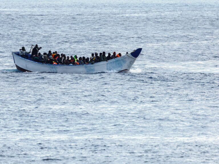 Boot kapseist bij aankomst op de Canarische Eilanden; zeven vrouwen en meisjes omgekomen