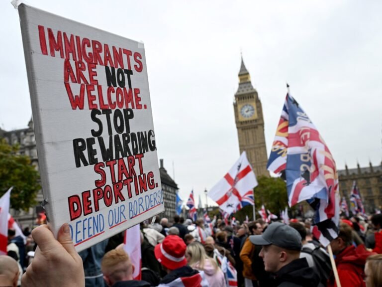 Britse Labour-regering verscherpt immigratieplannen nu extreemrechts aan populariteit wint
