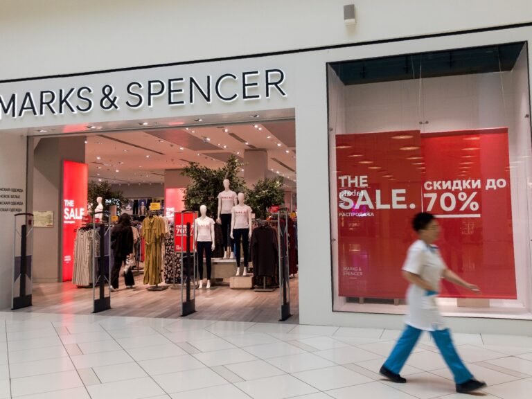 Britse retailer M&S schat kosten van cyberaanval op 400 miljoen dollar terwijl verstoringen aanhouden