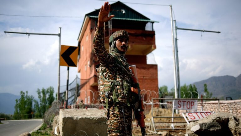 De Geluiden en Heibel van de Indiase Media na Kashmir