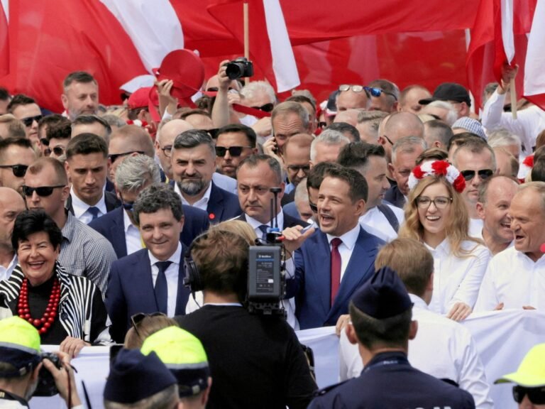 Duizenden Betogers bij Rivaliserende Marsen voor Cruciale Poolse Presidentsverkiezingen