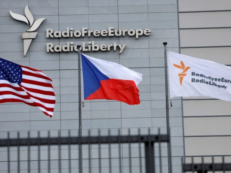 EU Verleent Noodsteun aan Radio Free Europe na Financiële Snijdingen door Trump