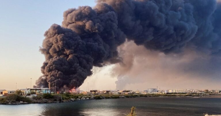 Explosies en grote brand in de Soedanese stad Port Soedan