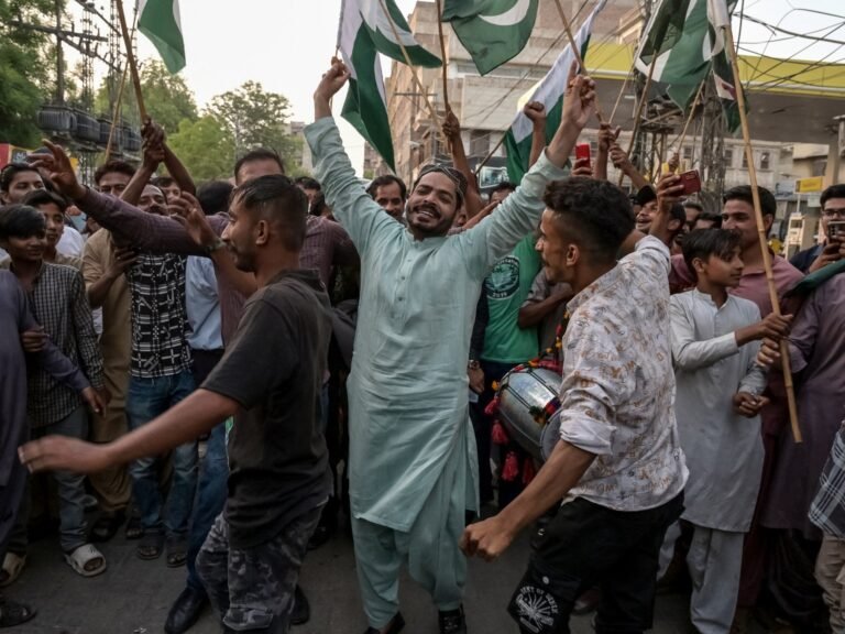 Explosies en schendingen gerapporteerd na wapenstilstand tussen India en Pakistan